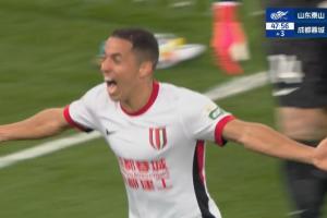蓉城2-0领先泰山！史松宸失误，韦世豪侧钩踢疵，罗慕洛破门